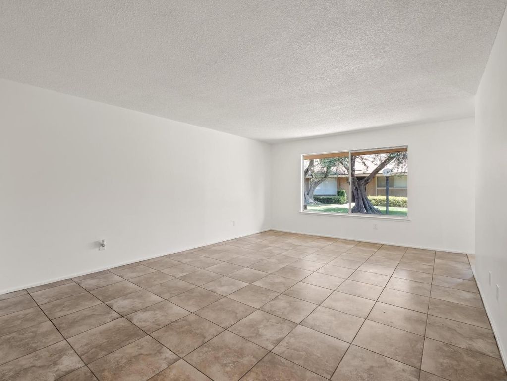 Image 6 of property listing at 3725 N Fruit Avenue # B, Fresno, CA 93705