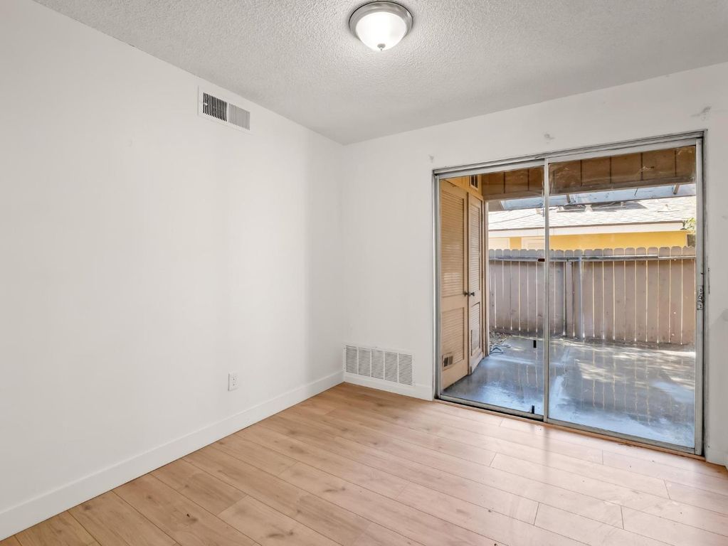 Image 8 of property listing at 3725 N Fruit Avenue # B, Fresno, CA 93705