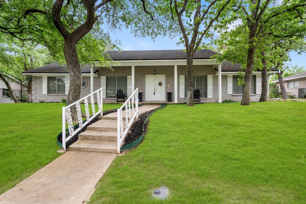 1804 W Cedar Elm Drive, Arlington, TX 76012 — exterior