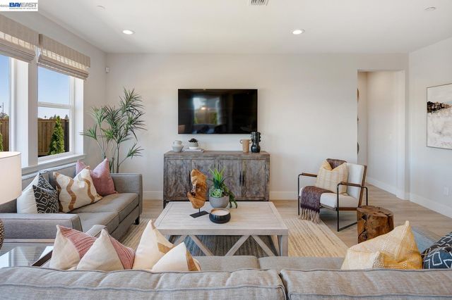1306 Parkcrest Circle, Manteca, CA 95336