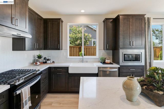 1306 Parkcrest Circle, Manteca, CA 95336