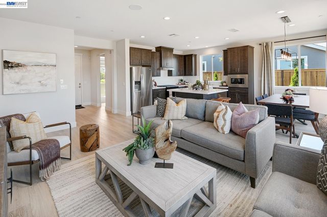 1306 Parkcrest Circle, Manteca, CA 95336