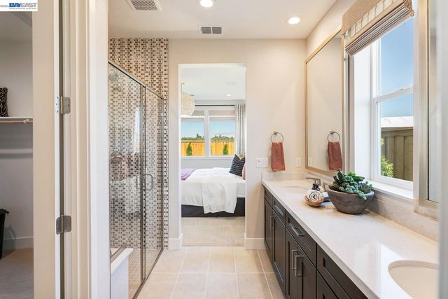 1306 Parkcrest Circle, Manteca, CA 95336
