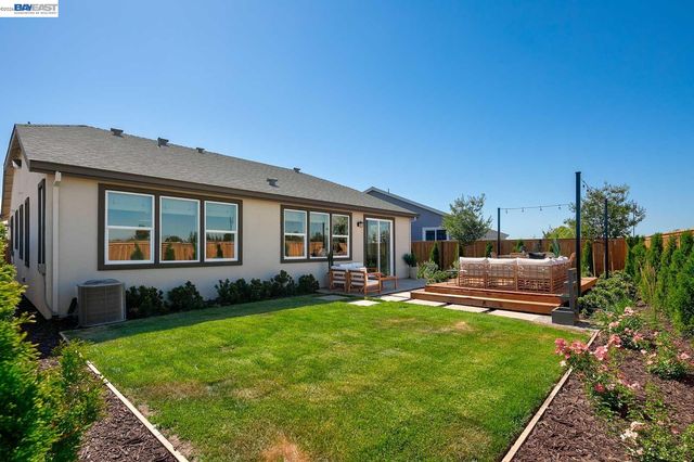 1306 Parkcrest Circle, Manteca, CA 95336