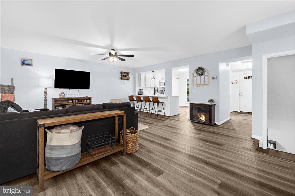 Image 10 of property listing at 3547 BRICKWALL LN, Pasadena, MD 21122