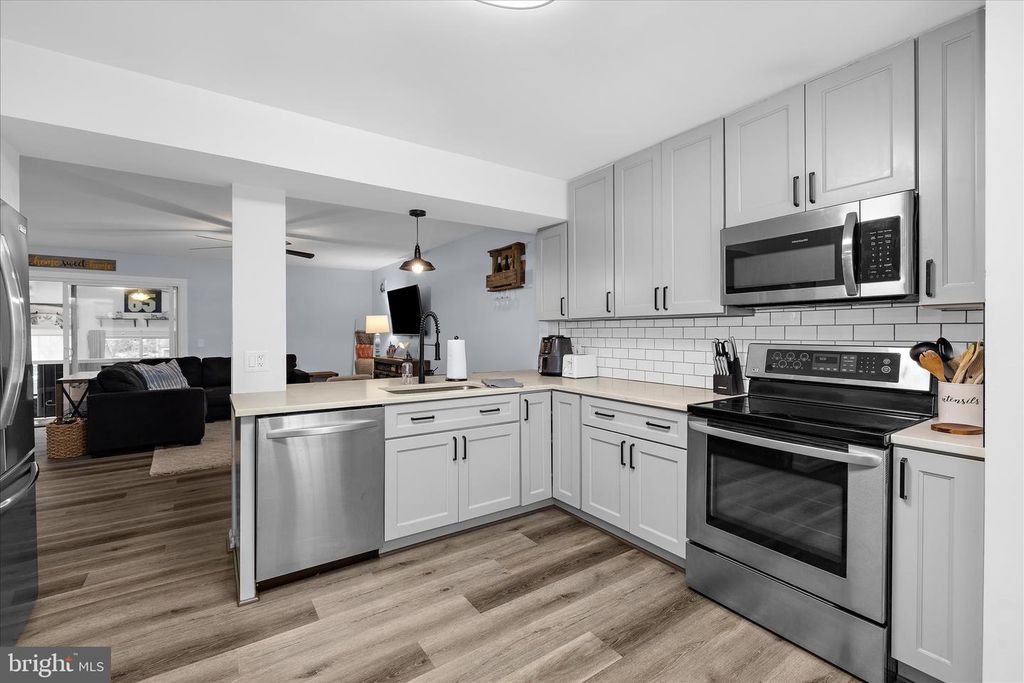 Image 13 of property listing at 3547 BRICKWALL LN, Pasadena, MD 21122