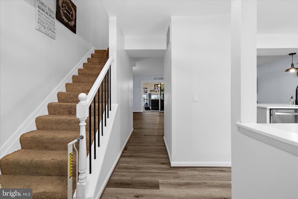 Image 5 of property listing at 3547 BRICKWALL LN, Pasadena, MD 21122