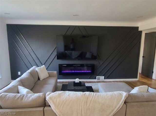 23718 Cedar Road, Beachwood, OH 44122