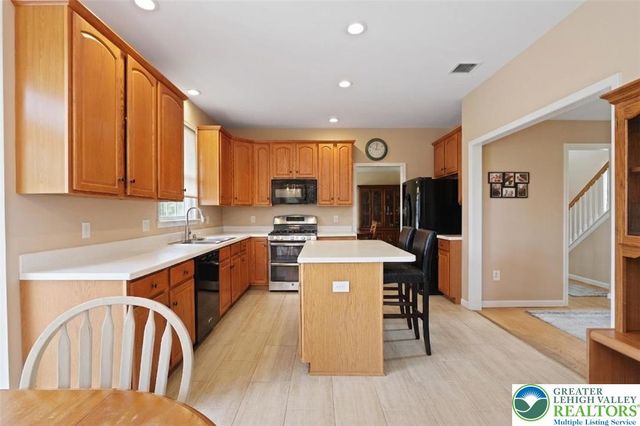 7128 Periwinkle Drive, Lower Macungie Twp, PA 18062