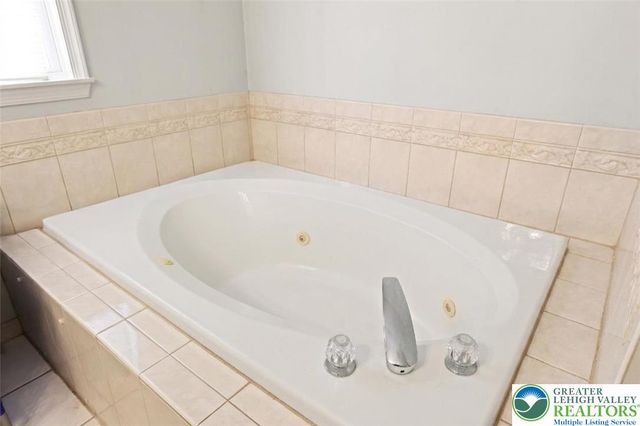 7128 Periwinkle Drive, Lower Macungie Twp, PA 18062