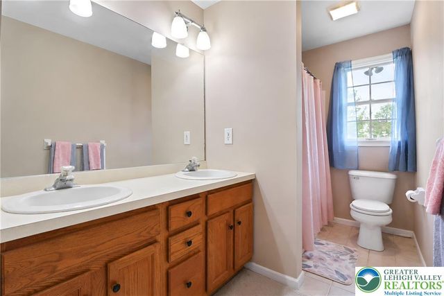 7128 Periwinkle Drive, Lower Macungie Twp, PA 18062