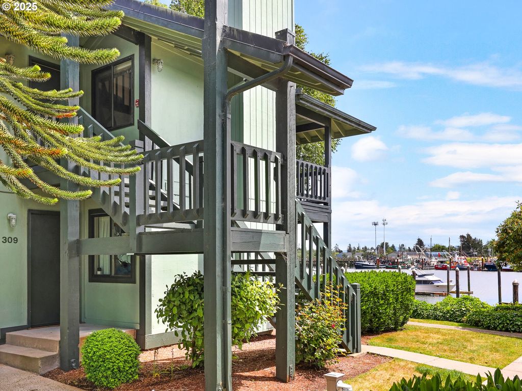 313 Ne SKIPANON Dr 313, Warrenton, OR 97146
