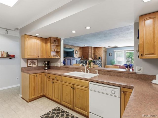 5565 Crescent Road, Waterford, MI 48327