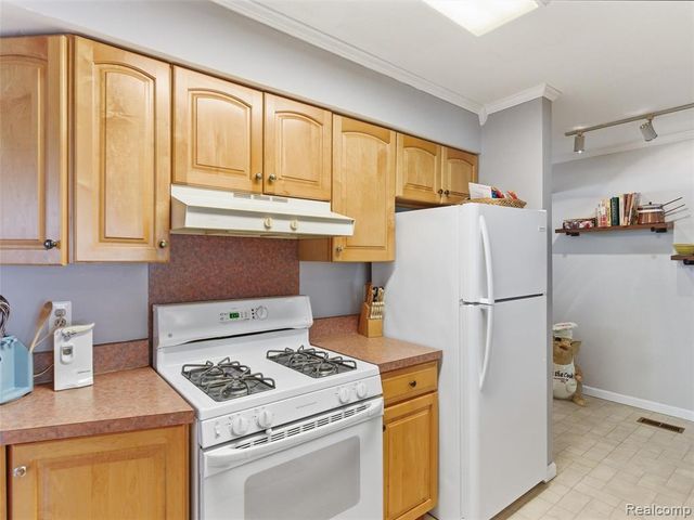 5565 Crescent Road, Waterford, MI 48327