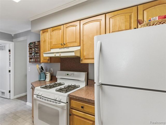5565 Crescent Road, Waterford, MI 48327