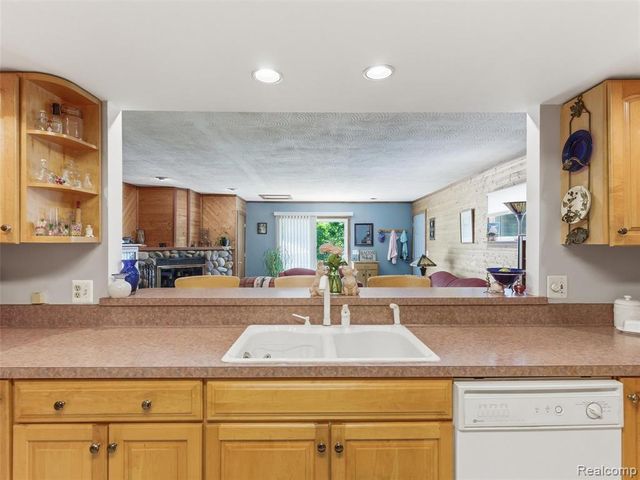 5565 Crescent Road, Waterford, MI 48327