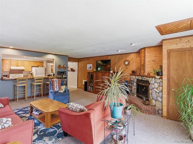 5565 Crescent Road, Waterford, MI 48327