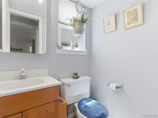 5565 Crescent Road, Waterford, MI 48327