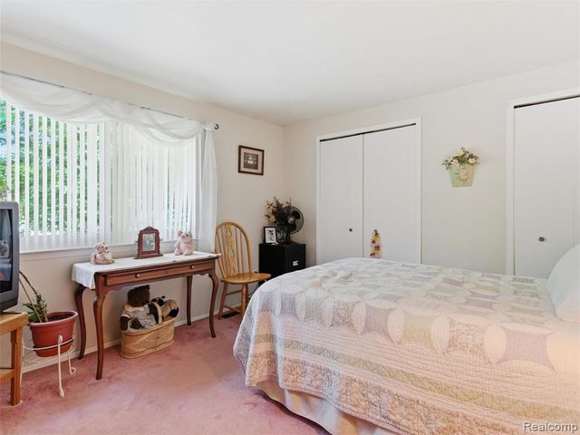 5565 Crescent Road, Waterford, MI 48327
