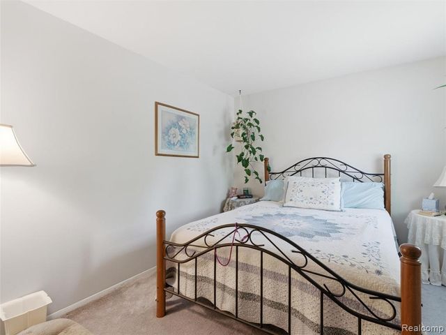 5565 Crescent Road, Waterford, MI 48327
