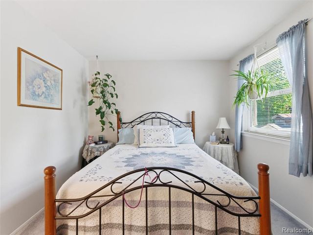 5565 Crescent Road, Waterford, MI 48327