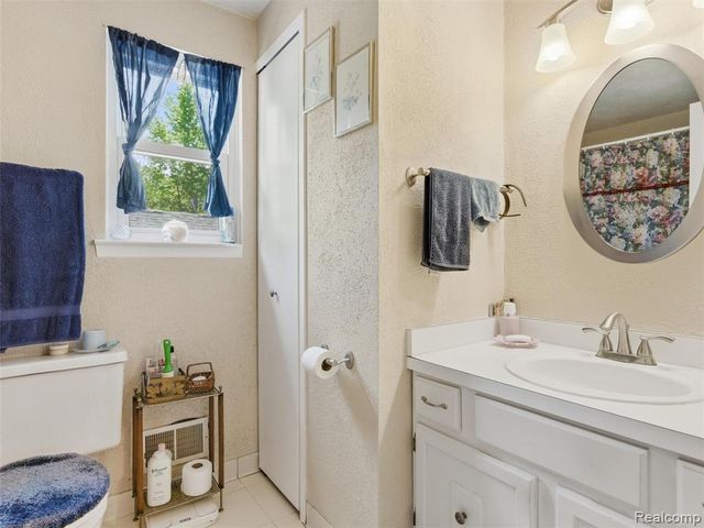 5565 Crescent Road, Waterford, MI 48327