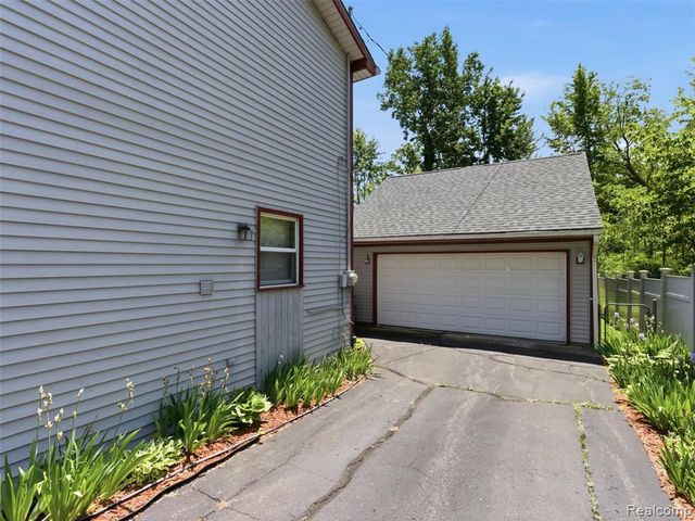 5565 Crescent Road, Waterford, MI 48327