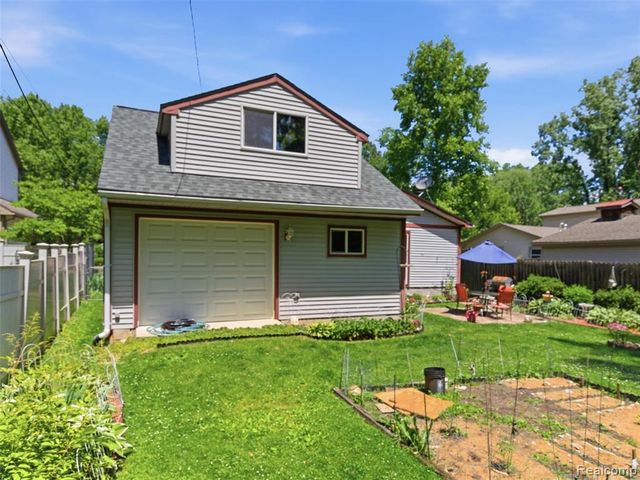 5565 Crescent Road, Waterford, MI 48327