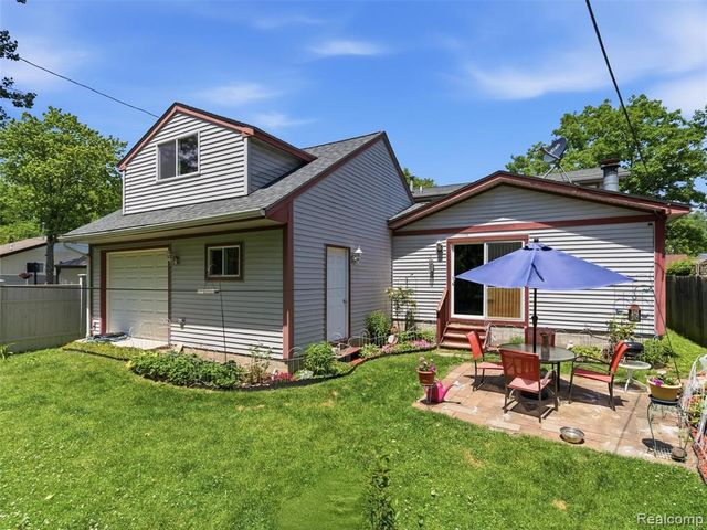5565 Crescent Road, Waterford, MI 48327