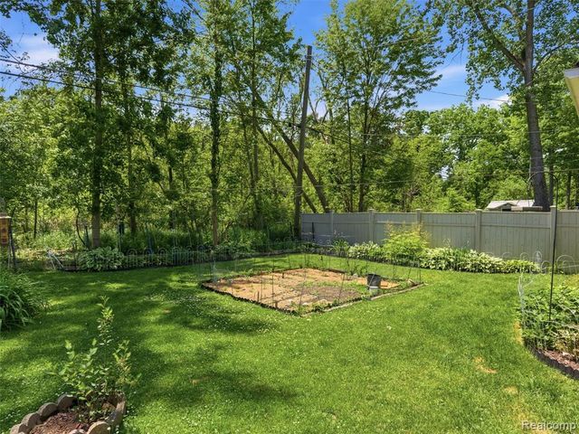 5565 Crescent Road, Waterford, MI 48327