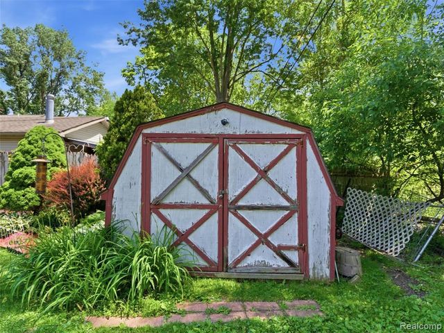 5565 Crescent Road, Waterford, MI 48327