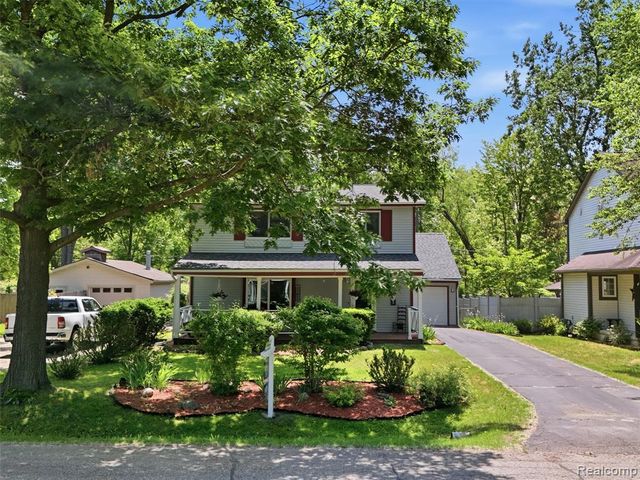 5565 Crescent Road, Waterford, MI 48327