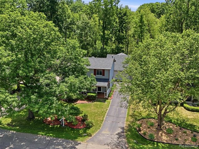 5565 Crescent Road, Waterford, MI 48327