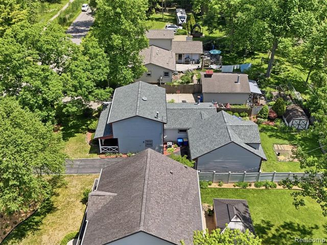 5565 Crescent Road, Waterford, MI 48327