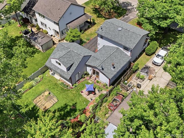 5565 Crescent Road, Waterford, MI 48327