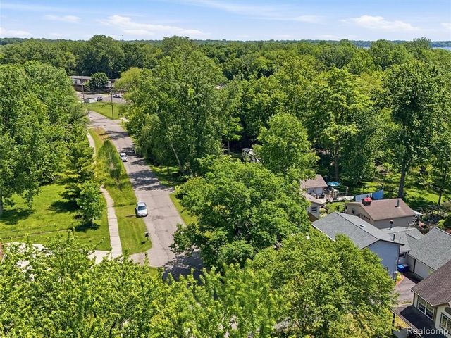 5565 Crescent Road, Waterford, MI 48327