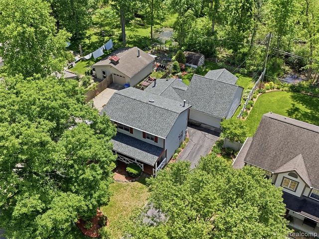 5565 Crescent Road, Waterford, MI 48327