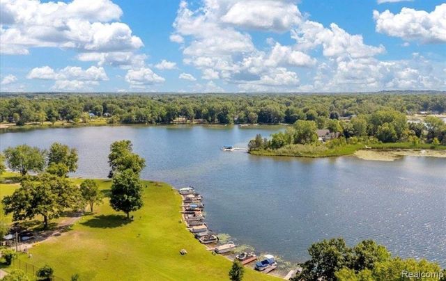 5565 Crescent Road, Waterford, MI 48327