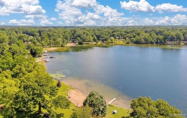 5565 Crescent Road, Waterford, MI 48327