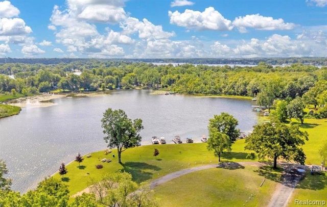 5565 Crescent Road, Waterford, MI 48327