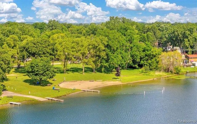 5565 Crescent Road, Waterford, MI 48327