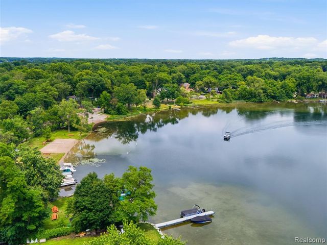 5565 Crescent Road, Waterford, MI 48327