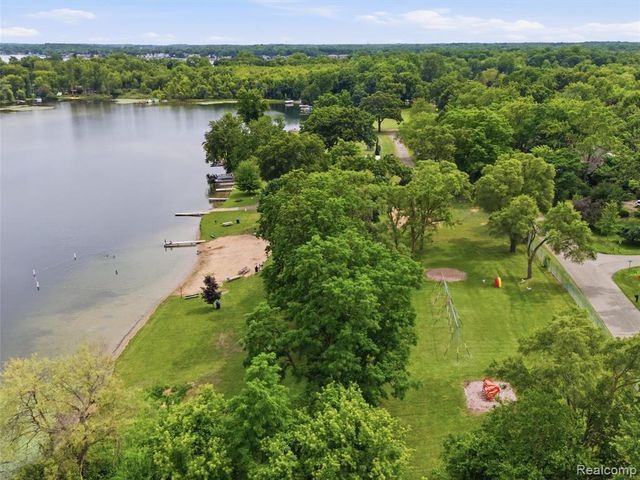 5565 Crescent Road, Waterford, MI 48327