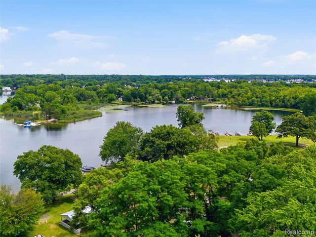 5565 Crescent Road, Waterford, MI 48327