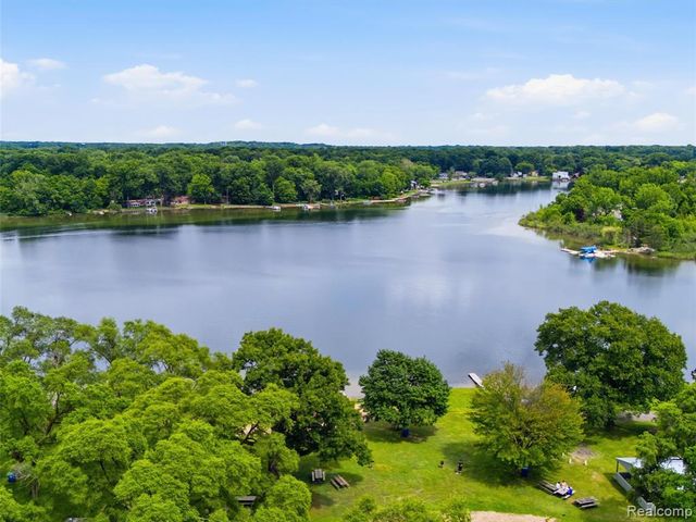 5565 Crescent Road, Waterford, MI 48327