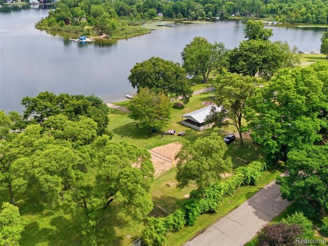 5565 Crescent Road, Waterford, MI 48327