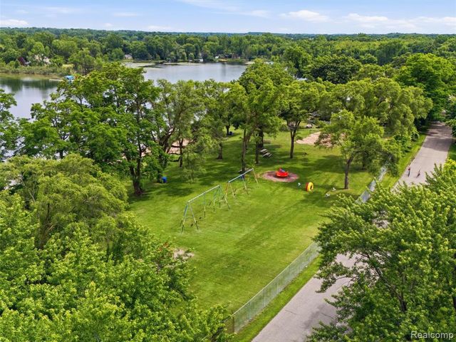 5565 Crescent Road, Waterford, MI 48327