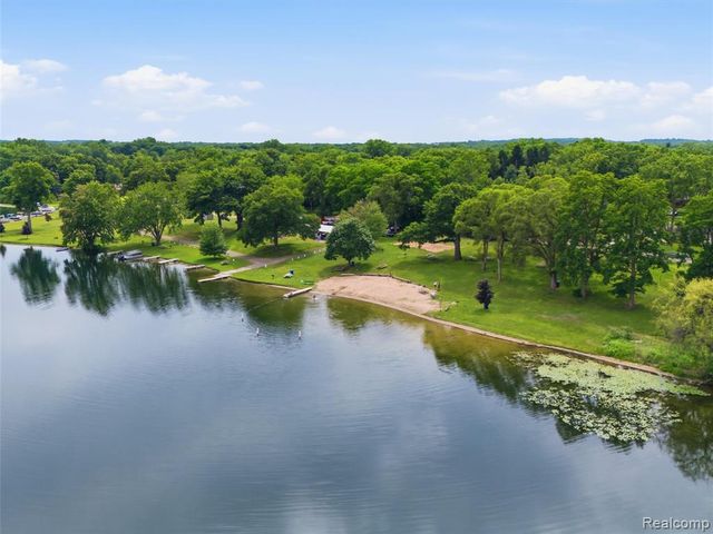 5565 Crescent Road, Waterford, MI 48327