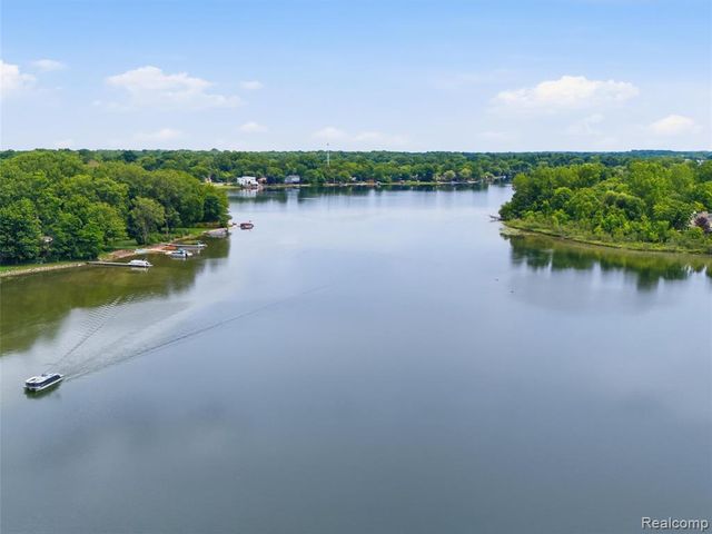 5565 Crescent Road, Waterford, MI 48327