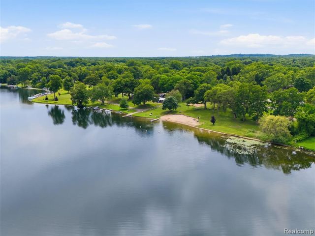 5565 Crescent Road, Waterford, MI 48327